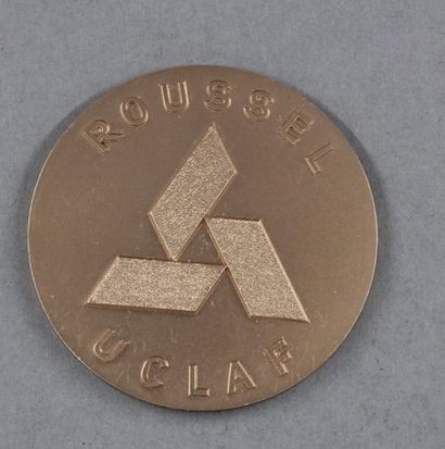 Une médaille de commémoration de collaboration...
