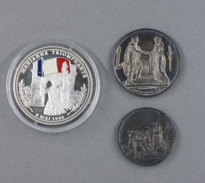 Lot en argent : - Deux jetons de mariage...