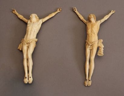 Lot en ivoire sculpté, comprenant deux Christ,...
