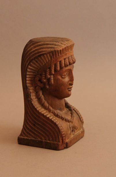 
Élément de décoration en bois sculpté représentant...
