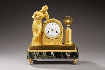 Pendule en bronze doré représentant une jeune...
