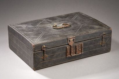 Coffret rectangulaire en bois garni de cuir,...