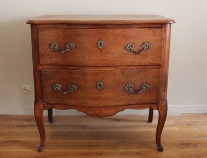 *Commode à façade cintrée en merisier mouluré...