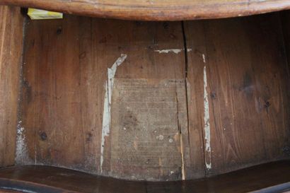 *Commode à façade cintrée en merisier mouluré...
