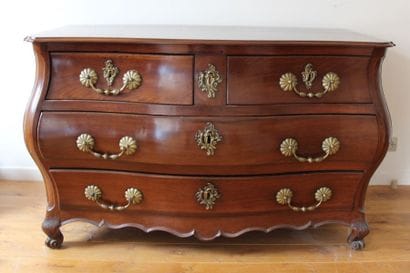 *Commode galbée toutes faces en acajou mouluré,...