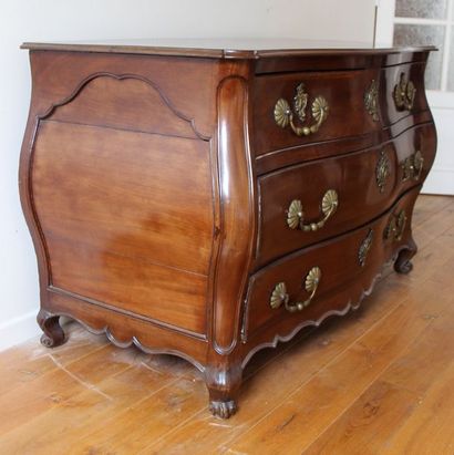 *Commode galbée toutes faces en acajou mouluré,...
