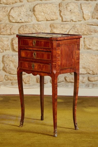 Petite table chiffonnière en placage de bois...