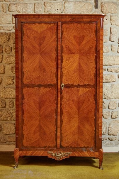 Armoire en placage de bois de rose disposé...