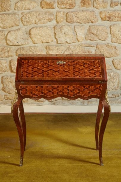 Secrétaire en pente à décor marqueté de cubes...