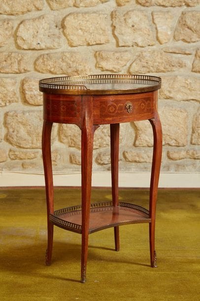 Petite table volante de forme ovale à décor...