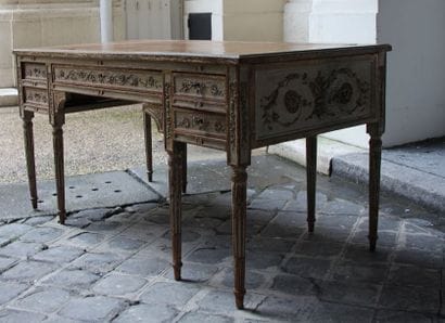 Bureau plat à caissons en bois sculpté et...