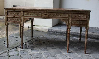 Bureau plat à caissons en bois sculpté et...