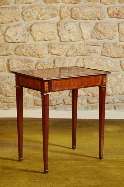 Petite table rectangulaire à décor marqueté...