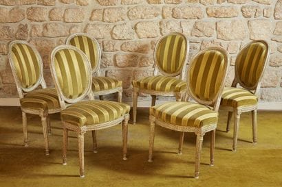 Suite de six chaises à dossier cabriolet...