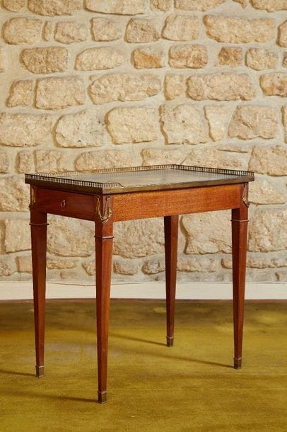 Petite table de forme rectangulaire en placage...