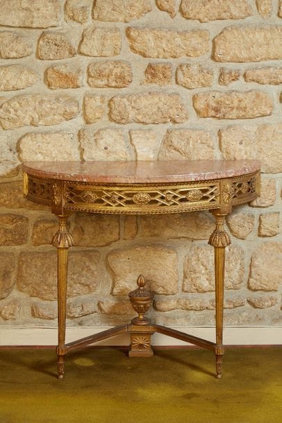 Console demi-lune en bois sculpté et doré...