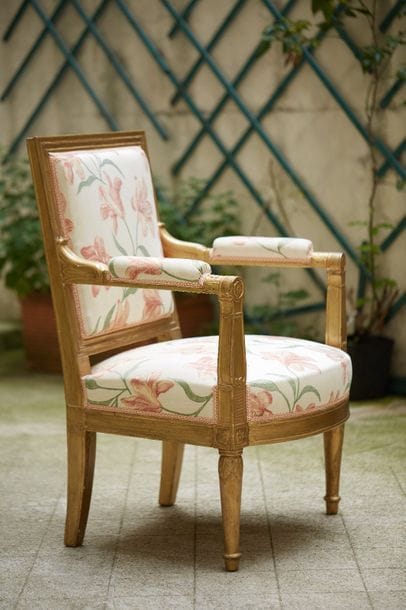 Fauteuil à dossier plat légèrement incliné...