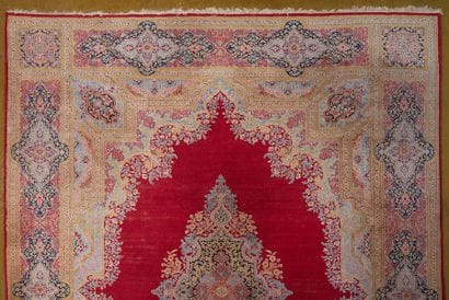 Tapis rectangulaire à décor polychrome d’un...