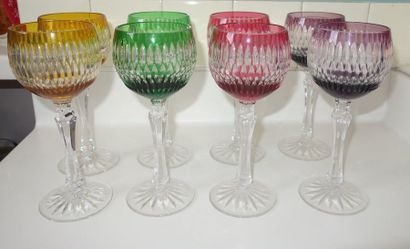 Huit verres sur pied en cristal taillé polychrome...