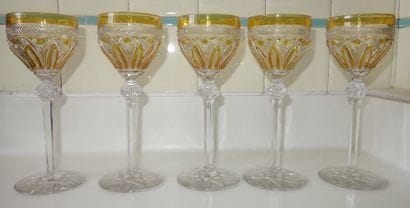 Cinq verres sur pied en cristal taillé j...