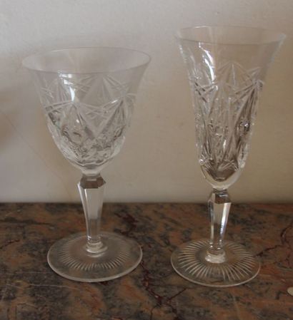 Partie de service de verres à pied en cristal...