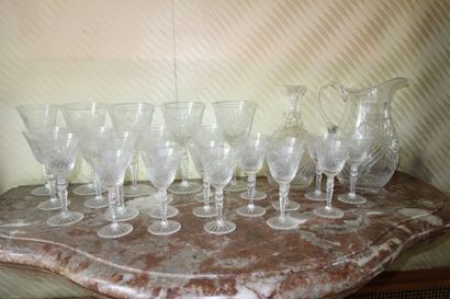 Partie de service de verres sur pied tai...