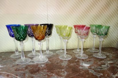 Lot de cinq et six verres sur pied en cristal...