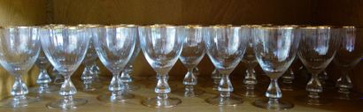 Lot de verres sur pied à facettes à bordure...