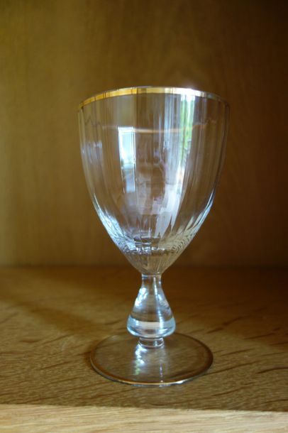 Lot de verres sur pied à facettes à bordure...