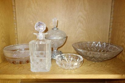 Lot de vases, carafes et divers en cristal...