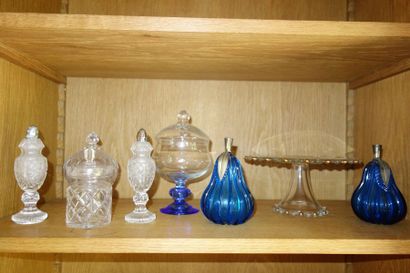 Lot de vases, carafes et divers en cristal...