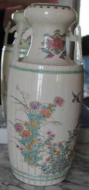 Vase à anses en faïence à décor de fleurs,...