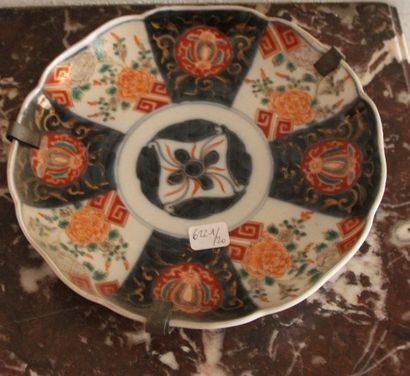 Une assiette en porcelaine polychrome Im...