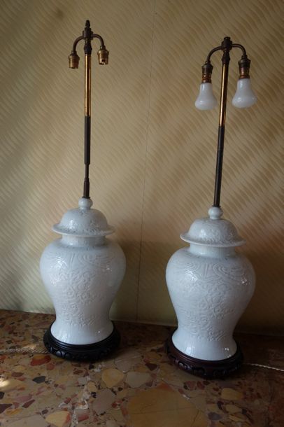Deux potiches en porcelaine blanche montées...