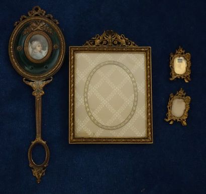 Miroir de toilette en bronze, le dos émaillé...