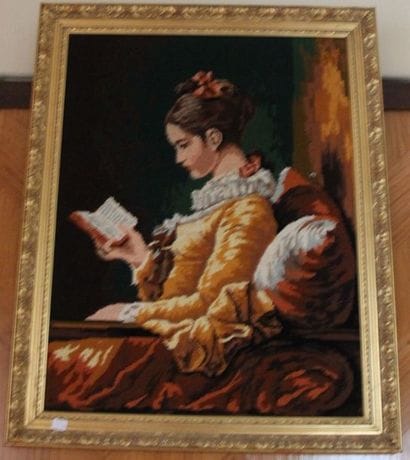 Une pièce encadrée tapisserie