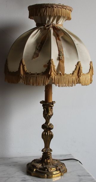 Bougeoir en bronze doré style Louis XV monté...