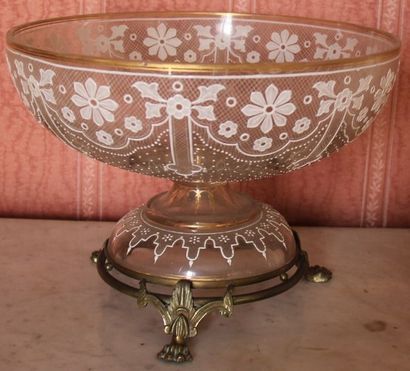 Coupe sur pied en verre émaillé blanc à décor...