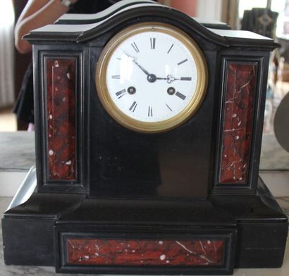 Pendule borne en marbre noir et rouge, XIXème...