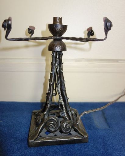 Pied de lampe en fer forgé à décor de tiges...