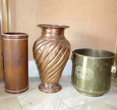 Lot : - Un cache-pot à anses en métal à décor...