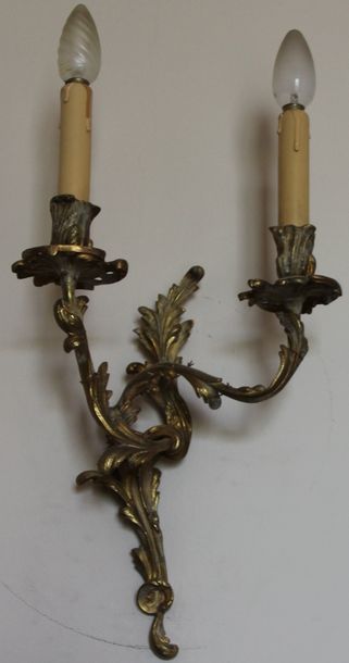 Paire d'appliques en bronze à deux lumières...