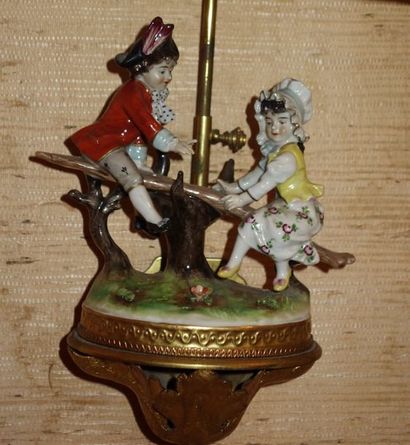 Applique à une lumière en métal ornée d'un...