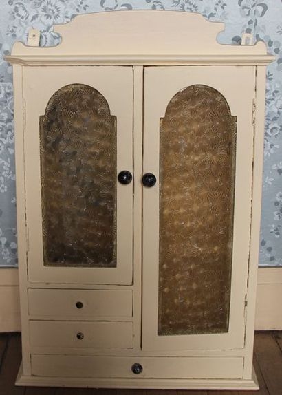 Petite vitrine d'appliques en bois laqué...