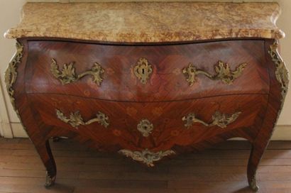 Commode galbée en bois de placage marqueté...