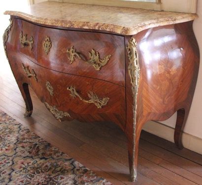 Commode galbée en bois de placage marqueté...