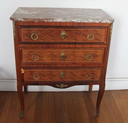Petite commode en bois de placage marqueté...