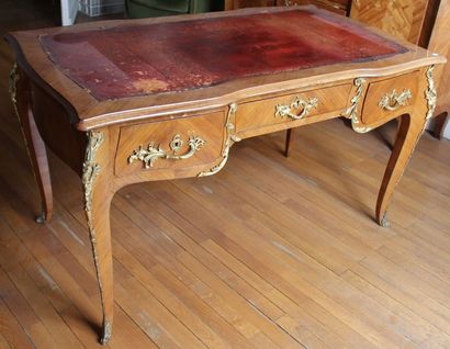 Bureau plat en bois de placage à trois tiroirs...