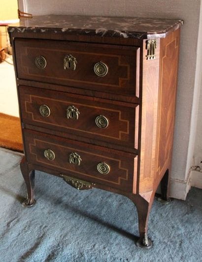 Commode en bois de placage à trois tiroirs,...