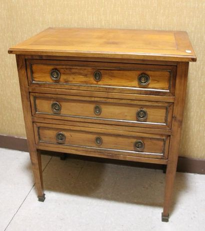 Commode en bois fruitier à trois tiroirs